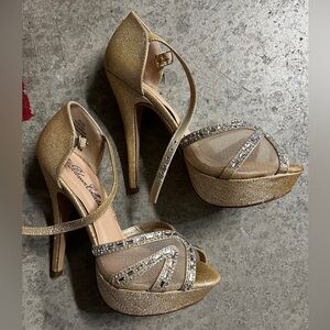 GOLD SPARKLY HEELS SIZE 5.5